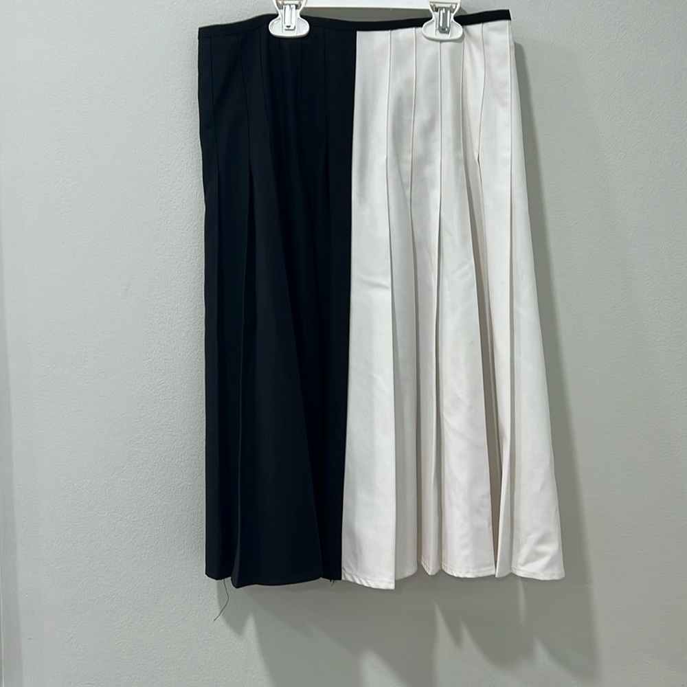 Ava and Lu two toned black and white size small pleated skirt